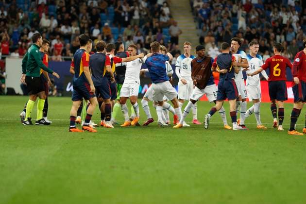 UEFA U21, U 21 EM, England - Spanien, Finale, 08.07.2023, Batumi Rudelbildung nach dem provokanten Jubel der Englaender in Richtung der spanischen Bank, UEFA U21-Fussball-Europameisterschaft in Rumaenien und Georgien, England - Spanien, Finale, 08.07.2023, Adjarabet Arena, Batumi Copyright: xBEAUTIFULxSPORTS Meuselx