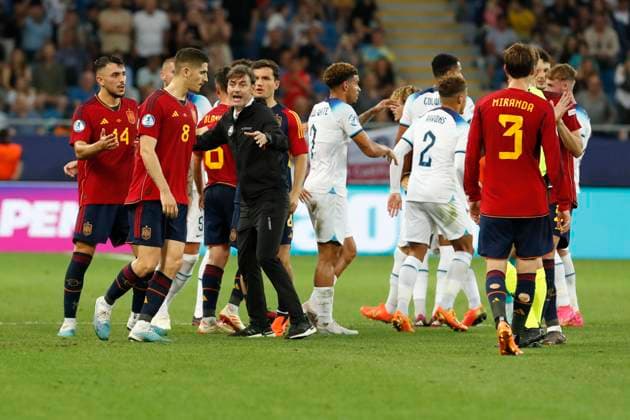UEFA U21, U 21 EM, England - Spanien, Finale, 08.07.2023, Batumi Rudelbildung nach dem provokanten Jubel der Englaender in Richtung der spanischen Bank, Santi DENIA (Cheftrainer, Spanien) versucht zu schlichten, UEFA U21-Fussball-Europameisterschaft in Rumaenien und Georgien, England - Spanien, Finale, 08.07.2023, Adjarabet Arena, Batumi Copyright: xBEAUTIFULxSPORTS Meuselx