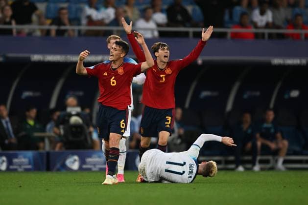 UEFA U21, U 21 final ENG-ESP Antonio Blanco (Spain U21) , Juan Miranda (Spain U21), Anthony Gordon (England U21) , UEFA European Championship, EM, Europameisterschaft Under-21 England-Spain, final match, Georgia, Batumi, Batumi Arena Batumi Batumi Arena - Batumi, Georgia Georgia Copyright: xTamunaxKulumbegashvilix KUL_0704