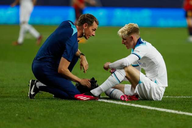 UEFA U21, U 21 EM, England - Spanien, Finale, 08.07.2023, Batumi Anthony GORDON ( 11, England) wird behandelt, UEFA U21-Fussball-Europameisterschaft in Rumaenien und Georgien, England - Spanien, Finale, 08.07.2023, Adjarabet Arena, Batumi Copyright: xBEAUTIFULxSPORTS Meuselx