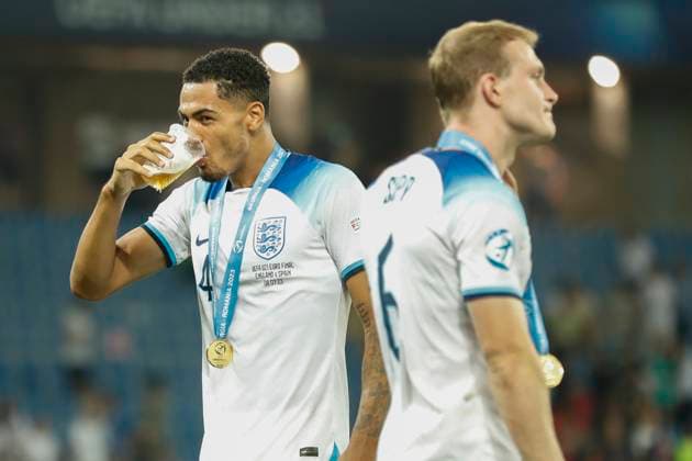 UEFA U21, U 21 EM, England - Spanien, Finale, 08.07.2023, Batumi Levi COLWILL ( 4, England) erfrischt sich mit einem Getraenk, UEFA U21-Fussball-Europameisterschaft in Rumaenien und Georgien, England - Spanien, Finale, 08.07.2023, Adjarabet Arena, Batumi Copyright: xBEAUTIFULxSPORTS Meuselx