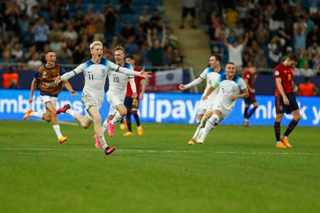 UEFA U21, U 21 EM, England - Spanien, Finale, 08.07.2023, Batumi Anthony GORDON ( 11, England) fuehrt den Jubellauf in Richtung James TRAFFORD ( 1, England) an, UEFA U21-Fussball-Europameisterschaft in Rumaenien und Georgien, England - Spanien, Finale, 08.07.2023, Adjarabet Arena, Batumi Copyright: xBEAUTIFULxSPORTS Meuselx