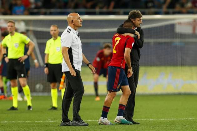 UEFA U21, U 21 EM, England - Spanien, Finale, 08.07.2023, Batumi Santi DENIA (Cheftrainer, Spanien) troestet Victor GOMEZ ( 2, Spanien), UEFA U21-Fussball-Europameisterschaft in Rumaenien und Georgien, England - Spanien, Finale, 08.07.2023, Adjarabet Arena, Batumi Copyright: xBEAUTIFULxSPORTS Meuselx