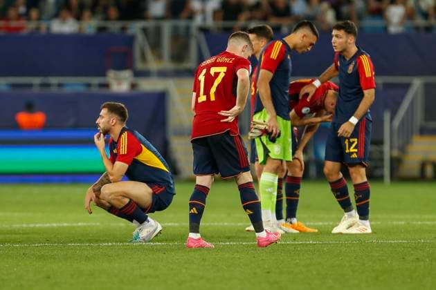 UEFA U21, U 21 EM, England - Spanien, Finale, 08.07.2023, Batumi Enttaeuschte, ratlose Spanier nach der Niederlage gegen England, UEFA U21-Fussball-Europameisterschaft in Rumaenien und Georgien, England - Spanien, Finale, 08.07.2023, Adjarabet Arena, Batumi Copyright: xBEAUTIFULxSPORTS Meuselx