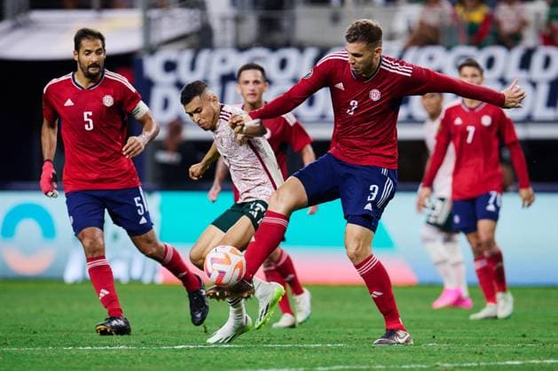 RECORD DATE NOT STATED 2023 CONCACAF Gold Cup Mexico vs Costa Rica CF (L-R), Orbelin Pineda of Mexico and Juan Pablo Vargas of Costa Rica during the game Mexico (Mexican national team, Nationalteam vs Costa Rica, corresponding to Quarterfinals of the CONCACAF Gold Cup 2023, at AT-T Stadium, on July 08, 2023. <br><br> (I-D), Orbelin Pineda de Mexico y Juan Pablo Vargas de Costa Rica durante el partido Mexico (Seleccion Nacional Mexicana) vs Costa Rica, correspondiente a cuartos de Final de la Copa Oro de la CONCACAF 2023, en el AT-T Stadium, el 08 de Julio de 2023. ARLINGTON TEXAS ESTADOS UNIDOS Copyright: xJorgexMartinezx 20230708221124_CGC_CF_MEX_CRC_PINEDA169