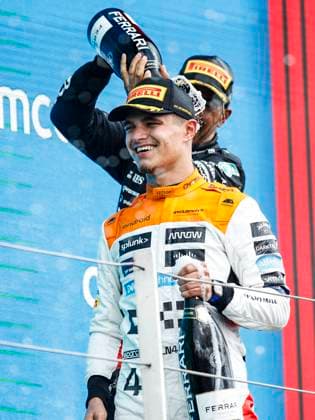 NORRIS Lando (gbr), McLaren F1 Team MCL60, portrait podium celebration HAMILTON Lewis (gbr), Mercedes AMG F1 Team W14, portrait during the 2023 Formula 1 Aramco British Grand Prix, 10th round of the 2023 Formula One World Championship, WM, Weltmeisterschaft from July 7 to 9, 2023 on the Silverstone Circuit, in Silverstone, United Kingdom - F1 - BRITISH GRAND PRIX 2023 - RACE DPPI Panoramic 03323013__R3_2014