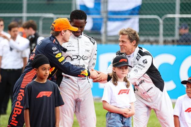 Sport Bilder des Tages VERSTAPPEN Max (ned), Red Bull Racing RB19, PITT Brad (USA), actor playing Sonny Hayes, driver of the fictional Apex APXGP team in the F1 movie by Apple Studios Bruckheimer Films, portrait during the 2023 Formula 1 Aramco British Grand Prix, 10th round of the 2023 Formula One World Championship, WM, Weltmeisterschaft from July 7 to 9, 2023 on the Silverstone Circuit, in Silverstone, United Kingdom - F1 - BRITISH GRAND PRIX 2023 - RACE DPPI Panoramic 00123025_AV6_8227