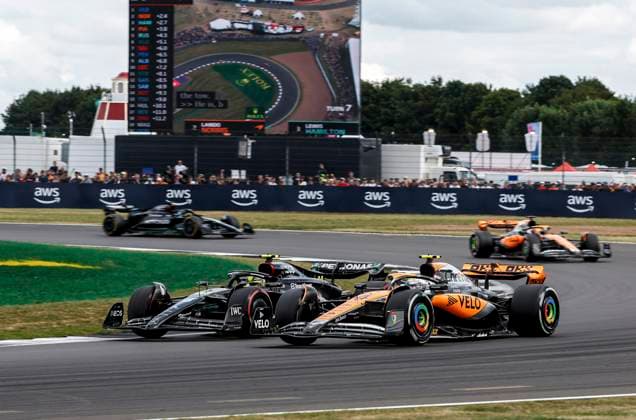44 HAMILTON Lewis (gbr), Mercedes AMG F1 Team W14, action 04 NORRIS Lando (gbr), McLaren F1 Team MCL60, action during the 2023 Formula 1 Aramco British Grand Prix, 10th round of the 2023 Formula One World Championship, WM, Weltmeisterschaft from July 7 to 9, 2023 on the Silverstone Circuit, in Silverstone, United Kingdom - F1 - BRITISH GRAND PRIX 2023 - RACE DPPI Panoramic 00123025_F12023GP11GBR_JK098088_1
