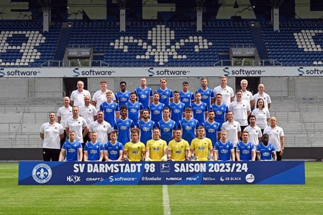 10.07.2023, xjhx, Fussball 1.Bundesliga, SV Darmstadt 98 - Fototermin Saison 2023 24 SV Darmstadt 98; 1.BL Porträttermin 2023 2024 emspor, Hintere Reihe v.l. Betreuer Michael Richter, Betreuer Jonas Nietzel, Frank Ronstadt, Thomas Isherwood, Oscar Vilhelmsson, Fabio Torsiello, Nemanja Celic, Mannschaftsarzt Dr. Philip Jessen, Mannschaftsarzt Dr. Dr. Ingo Schwinnen, Mannschaftsarzt Dr. Alexander Lesch Dritte Reihe v.l. Physiotherapeut Sebastian Pommer, Betreuer Matthias Neumann, Clemens Riedel, Emir Karic, Tobias Kempe, Mathias Honsak, Jannik Mueller, Fabian Schnellhardt, Physiotherapeut David Ackermann, Physiotherapeutin Katrin Herbig Zweite Reihe v.l. Rehatrainer Florian Bauer, Athletiktrainer Chris Busse, Torwart Trainer Dimo Wache, Aaron Seydel, Frasier Hornby, Christoph Zimmermann, Matej Maglica, Klaus Gjasula, Co-Trainer Kai Peter Schmitz, Co Trainer Ovid Hajou, Trainer Torsten Lieberknecht Vordere Reihe v.l. Fabian Nürnberger, Andreas Müller, Matthias Bader, Max Wendt, Alexander Brunst, Marcel Schuhen, Morten Behrens, Fabian Holland, Marvin Mehlem, Braydon Manu (DFL DFB REGULATIONS PROHIBIT ANY USE OF PHOTOGRAPHS as IMAGE SEQUENCES and or QUASI-VIDEO) Darmstadt