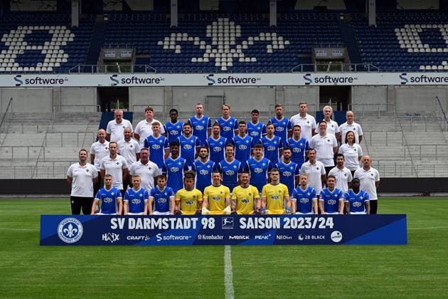 10.07.2023, xjhx, Fussball 1.Bundesliga, SV Darmstadt 98 - Fototermin Saison 2023 24 SV Darmstadt 98; 1.BL Porträttermin 2023 2024 emspor, Hintere Reihe v.l. Betreuer Michael Richter, Betreuer Jonas Nietzel, Frank Ronstadt, Thomas Isherwood, Oscar Vilhelmsson, Fabio Torsiello, Nemanja Celic, Mannschaftsarzt Dr. Philip Jessen, Mannschaftsarzt Dr. Dr. Ingo Schwinnen, Mannschaftsarzt Dr. Alexander Lesch Dritte Reihe v.l. Physiotherapeut Sebastian Pommer, Betreuer Matthias Neumann, Clemens Riedel, Emir Karic, Tobias Kempe, Mathias Honsak, Jannik Mueller, Fabian Schnellhardt, Physiotherapeut David Ackermann, Physiotherapeutin Katrin Herbig Zweite Reihe v.l. Rehatrainer Florian Bauer, Athletiktrainer Chris Busse, Torwart Trainer Dimo Wache, Aaron Seydel, Frasier Hornby, Christoph Zimmermann, Matej Maglica, Klaus Gjasula, Co-Trainer Kai Peter Schmitz, Co Trainer Ovid Hajou, Trainer Torsten Lieberknecht Vordere Reihe v.l. Fabian Nürnberger, Andreas Müller, Matthias Bader, Max Wendt, Alexander Brunst, Marcel Schuhen, Morten Behrens, Fabian Holland, Marvin Mehlem, Braydon Manu (DFL DFB REGULATIONS PROHIBIT ANY USE OF PHOTOGRAPHS as IMAGE SEQUENCES and or QUASI-VIDEO) Darmstadt