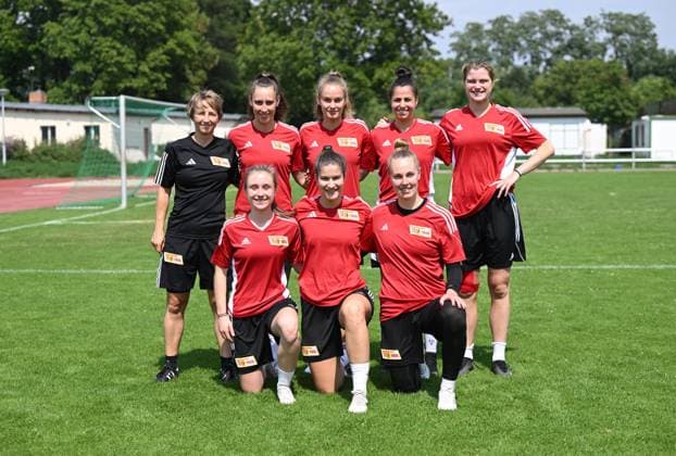 Fußball, Frauen, Regionalliga Nordost, Saison 2023 2024, 1. FC Union Berlin, Trainingsauftakt, sechs Neuverpflichtungen waren anwesend, hinten v. l. Trainerin Ailien Poese, Anna Weiß, Charleen Niesler, Sarah Abu Sabbah, Maria Christina Lange, unten v. l. Pia Metzker, Anouk Blaschka, Torsteherin Sarah Hornschuch, 10.07. 2023, Copyright: xMatthiasxKochx
