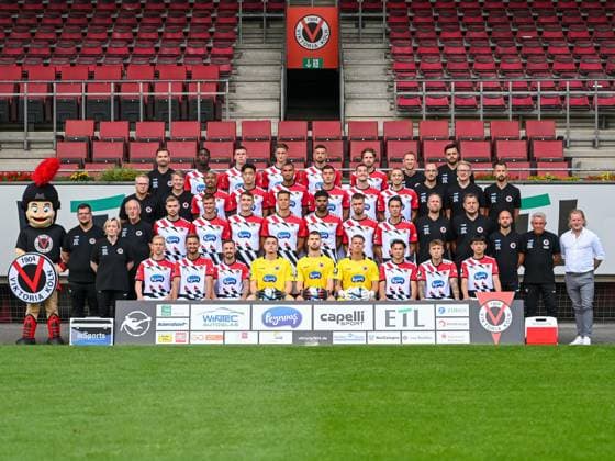 Mannschaftsfoto Viktoria Koeln, Fussball, 3. Liga, Portraettermin 2023 24, 12.07.2023 4. Reihe von links: Ben Srenk, Kaden Amaniampong, Niklas May, Jonah Sticker, Patrick Koronkiewicz, David Philipp, Tim Kruse, Niko Jansen 3. Reihe von links: Dr. Achim Muenster, Dr. Eduard Gorr, Florian Heister, Seokju Hong, Kevon Lankford, Stefano Russo, Donny Bogicevic, Suheyel Najar, Dr. Max Wittenberg, Prof. Dr. Marc Horlitz, Florian Braband 2. Reihe von links: Viktor, Hagen Pabst, Thomas Guertler, Lars Dietz, Moritz Fritz, Christoph Greger, Michael Schultz, Andre Becker, David Kubatta Jeremias Lorch, Alexander Bade, Markus Brzenska, Dean Woodburn, Olaf Jansen, Stephan Kuesters 1. Reihe von links: Claudia Stier, Bryan Henning, Valdrin Mustafa, Simon Handle, Elias Boerdner, Ben Voll, Kevin Rauhut, Florian Engelhardt, Luca Marseiler, Luca de Meester DFB DFL Regulations prohibit any use of Photographs as image sequences and or quasi-video Viktoria Koeln, Fussball, 3. Liga, 26. Portraetermin 2023 24, Mannschaftsfoto, 12.07.2023 Köln Copyright: xEibner-Pressefoto ThomasxHaeslerx EP_EER