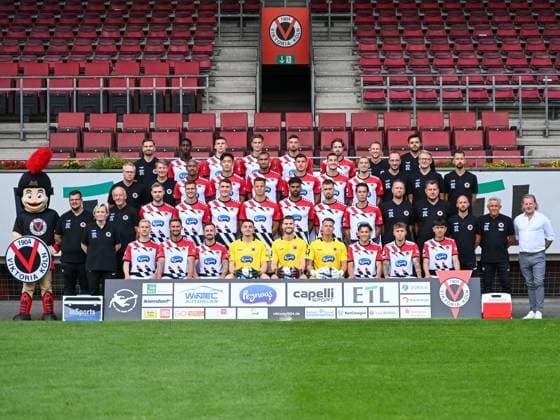 Mannschaftsfoto Viktoria Koeln, Fussball, 3. Liga, Portraettermin 2023 24, 12.07.2023 4. Reihe von links: Ben Srenk, Kaden Amaniampong, Niklas May, Jonah Sticker, Patrick Koronkiewicz, David Philipp, Tim Kruse, Niko Jansen 3. Reihe von links: Dr. Achim Muenster, Dr. Eduard Gorr, Florian Heister, Seokju Hong, Kevon Lankford, Stefano Russo, Donny Bogicevic, Suheyel Najar, Dr. Max Wittenberg, Prof. Dr. Marc Horlitz, Florian Braband 2. Reihe von links: Viktor, Hagen Pabst, Thomas Guertler, Lars Dietz, Moritz Fritz, Christoph Greger, Michael Schultz, Andre Becker, David Kubatta Jeremias Lorch, Alexander Bade, Markus Brzenska, Dean Woodburn, Olaf Jansen, Stephan Kuesters 1. Reihe von links: Claudia Stier, Bryan Henning, Valdrin Mustafa, Simon Handle, Elias Boerdner, Ben Voll, Kevin Rauhut, Florian Engelhardt, Luca Marseiler, Luca de Meester DFB DFL Regulations prohibit any use of Photographs as image sequences and or quasi-video Viktoria Koeln, Fussball, 3. Liga, 26. Portraetermin 2023 24, Mannschaftsfoto, 12.07.2023 Köln Copyright: xEibner-Pressefoto ThomasxHaeslerx EP_EER