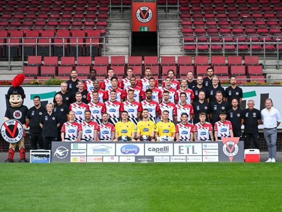 Mannschaftsfoto Viktoria Koeln, Fussball, 3. Liga, Portraettermin 2023 24, 12.07.2023 4. Reihe von links: Ben Srenk, Kaden Amaniampong, Niklas May, Jonah Sticker, Patrick Koronkiewicz, David Philipp, Tim Kruse, Niko Jansen 3. Reihe von links: Dr. Achim Muenster, Dr. Eduard Gorr, Florian Heister, Seokju Hong, Kevon Lankford, Stefano Russo, Donny Bogicevic, Suheyel Najar, Dr. Max Wittenberg, Prof. Dr. Marc Horlitz, Florian Braband 2. Reihe von links: Viktor, Hagen Pabst, Thomas Guertler, Lars Dietz, Moritz Fritz, Christoph Greger, Michael Schultz, Andre Becker, David Kubatta Jeremias Lorch, Alexander Bade, Markus Brzenska, Dean Woodburn, Olaf Jansen, Stephan Kuesters 1. Reihe von links: Claudia Stier, Bryan Henning, Valdrin Mustafa, Simon Handle, Elias Boerdner, Ben Voll, Kevin Rauhut, Florian Engelhardt, Luca Marseiler, Luca de Meester DFB DFL Regulations prohibit any use of Photographs as image sequences and or quasi-video Viktoria Koeln, Fussball, 3. Liga, 26. Portraetermin 2023 24, Mannschaftsfoto, 12.07.2023 Köln Copyright: xEibner-Pressefoto ThomasxHaeslerx EP_EER