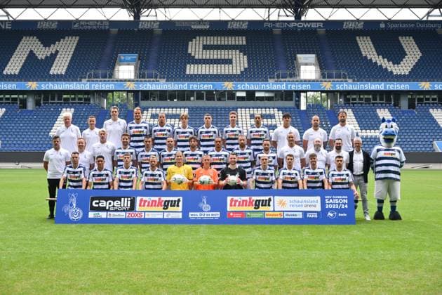 MSV Duisburg; 3.Liga, Porträttermin 2023 2024, Mannschaftsfoto, Obere Reihe von links: Team-Manager Matthias Wienig, Teamarzt Martin Schroeder, Teamarzt Dr. Robert Roenick, Sebastian Mai, Rolf Feltscher, Caspar Jander, Niklas Kölle, Jonas Michelbrink, Hamza Anhari, Athletik-Trainer Ruben Solis, Physiotherapeut Norman Marx, Physiotherapeut Oliver Grabowski. Mittlere Reihe von links: Cheftrainer Torsten Ziegner, Co-Trainer Philipp Klug, Torwart-Trainer Sven Beuckert, Kolja Pusch, Baran Mogultay, Marvin Bakalorz, Alaa Bakir, Chinedu Ekene, Marvin Knoll, Thomas Pledl, Co-Trainer Michael Hiemisch, Zeugwart Omar Ahmad, Zeugwart Peter Lindner, Geschäftsführer Ralf Heskamp, Zebra Maskottchen Ennatz Vordere Reihe von links: Marvin Senger, Santiago Castaneda, Phillip König, Pascal Köpke, Dennis Smarsch, Max Braune, Vincent Müller, Niclas Stierlin, Benjamin Girth, Tobias Fleckstein, Joshua Bitter Duisburg Schauinsland Reisen Arena Nordrhein-Westfalen Deutschland