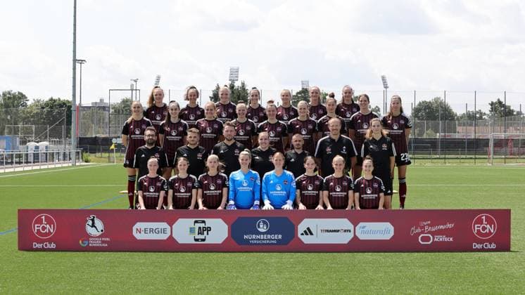 12.07.2023 - 1. FC Nürnberg FCN Club - Saison 2023 2024 - Fototermin Porträttermin - Mannschaft Team Kader - Teamfoto Mannschaftsfoto Mannschaftsbild Teambild Frauen - Sportfoto Zink DaMa - xdaxmax - Mannschaftsbild Mannschaftsfoto Teambild Team erste Reihe von vorne v.l.: Vanessa Haim (19, 1. FC Nürnberg FCN ) Nastassja Lein (24, 1. FC Nürnberg FCN ) Anne Führlein Fuehrlein (16, 1. FC Nürnberg FCN ) Lea Paulick (1, 1. FC Nürnberg FCN ) Kristin Krammer (25, 1. FC Nürnberg FCN ) Marlene Lindner (3, 1. FC Nürnberg FCN ) Luisa Guttenberger (4, 1. FC Nürnberg FCN ) Marina Scholz (7, 1. FC Nürnberg FCN ) zweite Reihe von vorne v.l.: Flo Zenger (Videoanalyst 1. FC Nürnberg FCN ) Jason Altmann ( Co-Trainer 1. FC Nürnberg FCN ) Thomas Oostendorp ( Trainer 1. FC Nürnberg FCN ) Laura Lücker (Teammanager 1. FC Nürnberg FCN ) Alan Niksic (Zeugwart 1. FC Nürnberg FCN ) Prof. Dr. Werner Krutsch ( Mannschaftsarzt 1. FC Nürnberg FCN ) Laura Schmidt (Physio 1. FC Nürnberg FCN ) dritte Reihe von vorne v.l.: Nadja Burkard (22, 1. FC Nürnberg FCN ) Sophie Fournier (11, 1. FC Nürnberg FCN ) Kerstin Bogenschütz Bogenschuetz (8, 1. FC Nürnberg FCN ) Jessica May (6, 1. FC Nürnberg FCN ) Lara Felix (13, 1. FC Nürnberg FCN ) Amelie Thöle Thoele (12, 1. FC Nürnberg FCN ) Emma Kusch (9, 1. FC Nürnberg FCN ) Lara Schmidt (27, 1. FC Nürnberg FCN ) Nele Bauereisen (23, 1. FC Nürnberg FCN ) vierte Reihe von vorne v.l.: Madeleine Steck (28, 1. FC Nürnberg FCN ) Elena Mühlemann (14, 1. FC Nürnberg FCN ) Franziska Mai (18, 1. FC Nürnberg FCN ) Rebekka Salfelder (15, 1. FC Nürnberg FCN ) Katja Pöschl Poeschl (20, 1. FC Nürnberg FCN ) Alina Mailbeck (5, 1. FC Nürnberg FCN ) Weronika Kaczor (10, 1. FC Nürnberg FCN )