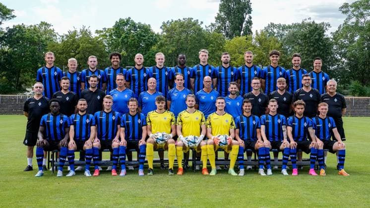 SV Waldhof Mannheim; 3.Liga, Porträttermin 2023 2024, Mannschaftsfoto, hinten v.li: Angelo Gattermayer, Per Lockl, Laurent Jans, Samuel Abifade, Marcel Seegert, Julian Rieckmann, Yann Mabella, Malte Karbstein, Tim Sechelmann, Pascal Sohm, Mikail Sentürk, Adrian Malachowski, Minos Gouras, Mitte v.li.: Tahir Yazgan (Betreuer), Yannick Heck (Teammanager), Tim Schork (Sportlicher Leiter), Florian Beck (Torwarttrainer), Mike Krannich (Co-Trainer), Rüdiger Rehm (Trainer), Dirk Stelly (Athletiktrainer), Theodoros Dedes (Co-Trainer), Cedric Schmidt (Physiotherapeut), Florian Kloger (Physiotherapeut), Dr. Konstantinos Cafaltzis (Mannschaftsarzt), Dr. Ingo Reich (Mannschaftsarzt), vorne v.li.: Kennedy Onyedika Okpala, Berkan Taz, Fridolin Wagner, Bentley Baxter Bahn, Malwin Zok (Torwart), Jan-Christoph Bartels (Torwart), Lucien Hawryluk (Torwart), Julian Riedel, Jonas Carls, Jalen Hawkins, Luca Bolay, Mannschaftsfoto, Teamfoto, Mannschaft, Team, Gruppenbild