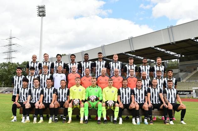 Fußball Herren Oberliga Westfalen Saison 2023 2024 Fototermin SG Wattenscheid 09 am 16.07.2023 im Lohrheidestadion in Bochum-Wattenscheid Hintere Reihe v.l.n.r.: Mike Lewicki ( SG Wattenscheid 09 ), Frederik Wiebel ( SG Wattenscheid 09 ), Blerton Muharremi ( SG Wattenscheid 09 ), Jeffrey Malcherek ( SG Wattenscheid 09 ), Martins Williams ( SG Wattenscheid 09 ), Serhat Kacmaz ( SG Wattenscheid 09 ), Dennis Lerche ( SG Wattenscheid 09 ), Fabrizio Giuseppe Fili ( SG Wattenscheid 09 ), Jamal El Mansoury ( SG Wattenscheid 09 ), Marvin Schurig ( SG Wattenscheid 09 ) Mittlere Reihe v.l.n.r.: Marco Donato Cirillo ( SG Wattenscheid 09 ), Fynn Broos ( SG Wattenscheid 09 ), Alexandros Dimopoulos( SG Wattenscheid 09 ), Quentin Weiß ( SG Wattenscheid 09 ), Timo Keßler ( Mannschaftsbetreuer SG Wattenscheid 09 ), Christian Britscho ( Trainer SG Wattenscheid 09 ), Ralf Brand ( Torwart-Trainer SG Wattenscheid 09 ), Andree Terstegge ( Obmann SG Wattenscheid 09 ), Christopher Schröer ( Zeugwart SG Wattenscheid 09 ), Karoj Sindi ( SG Wattenscheid 09 ), Gianluca Cirillo ( SG Wattenscheid 09 ), Abid Yanik ( SG Wattenscheid 09 ) Untere Reihe v.l.n.r.: Yutaro Ichimura ( SG Wattenscheid 09 ), Eduard Renke ( SG Wattenscheid 09 ), Arda Nebi ( SG Wattenscheid 09 ), Tarik Ould Seltana ( SG Wattenscheid 09 ), Daniel Dudek ( SG Wattenscheid 09 ), Lars Holm ( SG Wattenscheid 09 ), Ahmed Kulalic ( SG Wattenscheid 09 ), Tom Sindermann ( SG Wattenscheid 09 ), Ozias Newton ( SG Wattenscheid 09 ), Nico Lucas ( SG Wattenscheid 09 ), Tim Kaminski ( SG Wattenscheid 09 ) Niedersachsen Deutschland
