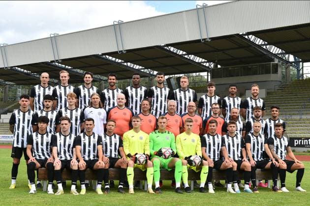 Fußball Herren Oberliga Westfalen Saison 2023 2024 Fototermin SG Wattenscheid 09 am 16.07.2023 im Lohrheidestadion in Bochum-Wattenscheid Hintere Reihe v.l.n.r.: Mike Lewicki ( SG Wattenscheid 09 ), Frederik Wiebel ( SG Wattenscheid 09 ), Blerton Muharremi ( SG Wattenscheid 09 ), Jeffrey Malcherek ( SG Wattenscheid 09 ), Martins Williams ( SG Wattenscheid 09 ), Serhat Kacmaz ( SG Wattenscheid 09 ), Dennis Lerche ( SG Wattenscheid 09 ), Fabrizio Giuseppe Fili ( SG Wattenscheid 09 ), Jamal El Mansoury ( SG Wattenscheid 09 ), Marvin Schurig ( SG Wattenscheid 09 ) Mittlere Reihe v.l.n.r.: Marco Donato Cirillo ( SG Wattenscheid 09 ), Fynn Broos ( SG Wattenscheid 09 ), Alexandros Dimopoulos( SG Wattenscheid 09 ), Quentin Weiß ( SG Wattenscheid 09 ), Timo Keßler ( Mannschaftsbetreuer SG Wattenscheid 09 ), Christian Britscho ( Trainer SG Wattenscheid 09 ), Ralf Brand ( Torwart-Trainer SG Wattenscheid 09 ), Andree Terstegge ( Obmann SG Wattenscheid 09 ), Christopher Schröer ( Zeugwart SG Wattenscheid 09 ), Karoj Sindi ( SG Wattenscheid 09 ), Gianluca Cirillo ( SG Wattenscheid 09 ), Abid Yanik ( SG Wattenscheid 09 ) Untere Reihe v.l.n.r.: Yutaro Ichimura ( SG Wattenscheid 09 ), Eduard Renke ( SG Wattenscheid 09 ), Arda Nebi ( SG Wattenscheid 09 ), Tarik Ould Seltana ( SG Wattenscheid 09 ), Daniel Dudek ( SG Wattenscheid 09 ), Lars Holm ( SG Wattenscheid 09 ), Ahmed Kulalic ( SG Wattenscheid 09 ), Tom Sindermann ( SG Wattenscheid 09 ), Ozias Newton ( SG Wattenscheid 09 ), Nico Lucas ( SG Wattenscheid 09 ), Tim Kaminski ( SG Wattenscheid 09 ) Niedersachsen Deutschland