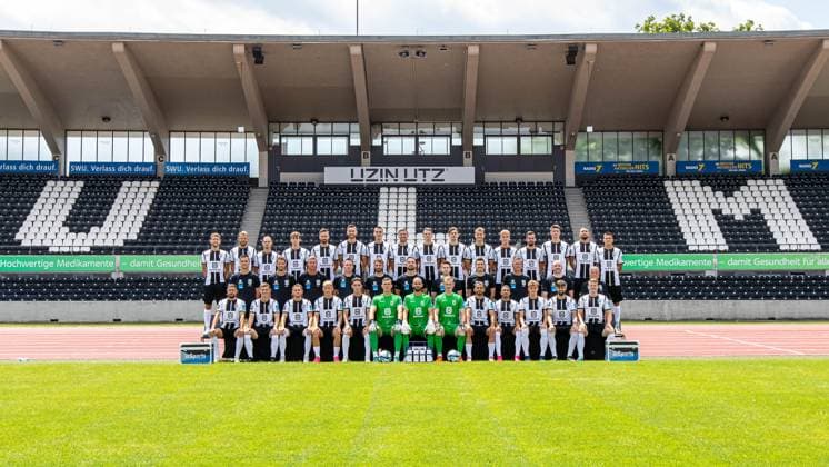 SSV Ulm 1846, 3.Liga, Portraittermin 2023 2024, 17.07.2023 Mannschaftsfoto hint. Reihe von Li., David Groezinger 27, Johannes Reichert 05, Dennis Chessa 11, Lukas Ahrend 08, Jucas Roeser 09, Felix Higl 33, Bastian Allgeier 07, Philipp Maier 26, Lennart Stoll 18, Lenn Jastremski 20, Moritz Hannemann 19, Julian Kudala 35, Marco Hingerl 14, Tom Gaal 04, Lamar Yarbrough 25, Romario Roesch 43 mitt. Reihe v. Li., Thomas Woerle Trainer, Maximillian Knauer Co Trainer, Oliver Seitz Co Trainer Analyse, Holger Betz Torwarttrainer, Dr. Sebastian Schulz Athletiktrainer, Christoph Zellner Athletiktrainer, Raimund Felber Physio, Felix Hoerger Physio, Dr. Christoph Buck Mannschaftsarzt, Kevin Klein, Emilio Tancredi, vord. Reihe v. Li., Andreas Ludwig 10, Thomas Geyer 06, Leonardo Scienza, Sascha Risch 28, Max Brandt 23, Lorenz Otto 01, Christian Ortag 39, Marvin Seybold 12, Nicolas Jann 21, Dennis De Sousa 29, Christoph Maier 17, Patrick Dulleck 37, Tobias Ruehle 31 DFB DFL REGULATIONS PROHIBIT ANY USE OF PHOTOGRAPHS AS IMAGE SEQUENCES AND OR QUASI-VIDEO SSV Ulm 1846, 3.Liga, Portraittermin 2023 2024, 17.07.2023 Ulm Copyright: xEibner-Pressefoto RogerxBuerkex EP_EER