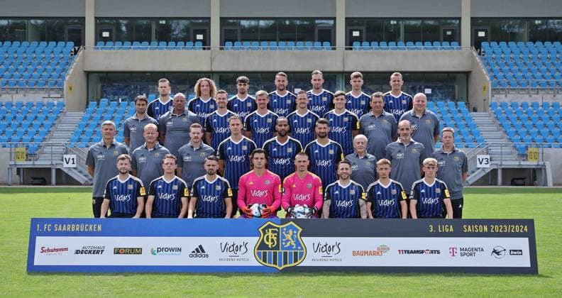 1. FC Saarbrücken; 3. Liga, Porträttermin 2023 2024, Mannschaftsfoto, hintere Reihe v.li.: Julius Biada, Tim Civeja, Fabio di Michele Sanchez, Julian Günther-Schmidt, Patrick Schmidt, Dominik Becker, Lukas Boeder, mittlere Reihe v.li.: Max Smith (Athletiktrainer), Michael Weirich (Torwarttrainer), Sebastian Jacob, Manuel Zeitz, Marcel Gaus, Luca Kerber, Torsten Bard (Busfahrer), Rüdiger Schmidt (Zeugwart), zweite Reihe von unten v.li.: Rüdiger Ziehl (Trainer), Bernd Heemsoth (Co-Trainer), Yannic Thiel (Co-Trainer), Bjarne Thoelke, Bone Uaferro, Kai Brünker, Helmut Schwan (Dopingbeauftragter), Paulo Da Palma (Physiotherapeut), Dr. Med. Markus Pahl (Mannschaftsarzt), vordere Reihe v.li.: Richard Neudecker, Patrick Sontheimer, Kasim Rabihic, Tim Schreiber, Tim Paterok, Calogero Rizzuto, Frederik Recktenwald, Andy Breuer Saarbrücken Ludwigsparkstadion Saarland Deutschland (DE)