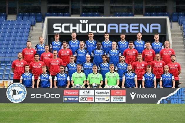 Bielefeld, Schueco Arena, 20.07.23, GER, Herren, DSC Arminia Bielefeld, 3. LIga, Porträttermin 2023-2024 Bild: DSC Arminia Bielefeld; 3. Liga, Porträttermin 2023 2024, Mannschaftsfoto Hintere Reihe (von links): Tom Geerkens, Henry Obermeyer, Fabian Klos, Semi Belkahia, Christopher Schepp, Gerrit Gohlke, Maximilian Großer, Leon Schneider. Zweite Reihe (von links): Arne Böker (Physiotherapeut), Mick Stevens (Physiotherapeut), Mario Bertling (Physiotherapeut), Nicklas Shipnoski, Merveille Biankadi, Louis Oppie, Malte Hornemann (Reha-Trainer), Rainer Schonz (Zeugwart), Sebastian Wolf (Zeugwart). Dritte Reihe (von links): Mitch Kniat (Cheftrainer), Daniel Jara (Co-Trainer), Oliver Döking (Co-Trainer), Henrik Koch, Can Özkan, Kaito Mizuta, Nassim Boujellab, Janik Steringer (Co-Trainer und Video-Analyst), Steffen Süßner (Torwart-Trainer), Niklas Klasen (Athletik-Trainer). Vordere Reihe (von links): Christopher Lannert, Sam Schreck, Aygün Yildirim, Jonah Busse, Jonas Kersken, Leo Oppermann, Manuel Wintzheimer, Lucas Kiewitt, Vladislav Cherny. Only for editorial use! NRW Deutschland