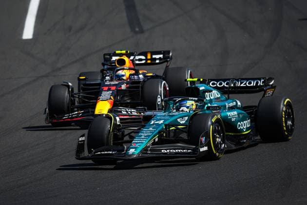 14 ALONSO Fernando (spa), Aston Martin F1 Team AMR23, 11 PEREZ Sergio (mex), Red Bull Racing RB19, action during the 2023 Formula 1 Qatar Airways Hungarian Grand Prix, 11th round of the 2023 Formula One World Championship, WM, Weltmeisterschaft from July 21 to 23, 2023 on the Hungaroring, in Mogyorod, Hungary - F1 - HUNGARIAN GRAND PRIX 2023 - RACE DPPI Panoramic 00123027_G0OD1704