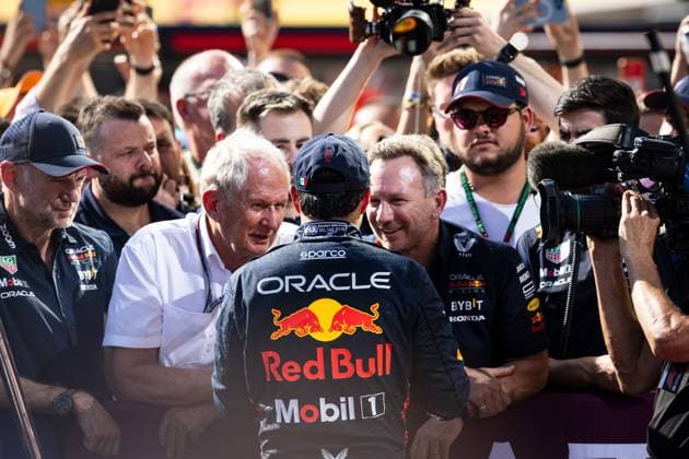 Die Red Bull Chefetage Adrien Newey (GB, Oracle Red Bull Racing, Leiter Red Bull Technology), Helmut Marko, (Aut, Oracle Red Bull Racing, Motorsportchef), Christian Horner, (GB, Oracle Red Bull Racing, Teamchef, (von links) ist zufrieden mit dem Drittplatzierten Sergio Checo Perez (MEX, Oracle Red Bull Racing 11) (von hinten) HUN, Formel 1, Hungaroring, Hungary, 23.07.23 HUN, Formel 1, Hungaroring, Hungary, 23.07.23 Budapest