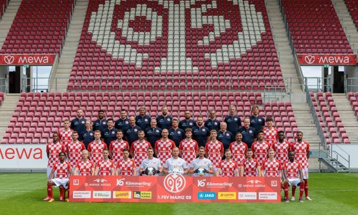 Fussball - Offizielles Teamfoto 1. FSVMainz 05, Aufstellung offizielles Mannschaftsfoto 1. FSV Mainz 05, Bundesliga-Saison 2023 2024 Obere Reihe: Jannes Ehresmann (Videoanalyse), Tijan Njie (Videoanalyse), Marc Heidenmann (Co-Trainer), Stephan Kuhnert (Torwarttrainer), Bo Svensson (Cheftrainer), Babak Keyhanfar (Co-Trainer), Sven Herzog (Leitung Performance), Axel Busenkell (Leitung Rehabilitation), Jonas Grünewald (stellvertretender Leiter Performance) Mitte-Oben: Brajan Gruda, Dr. Kathrin Stelzer (Ärztin), PD Dr. Stefan Mattyasovszky (Arzt), Christopher Rohrbeck (Physiotherapeut), Stefan Kamilli (Physiotherapeut), Steffen Tröster (Physiotherapeut), Nico Hölzel (Physiotherapeut), Walter Notter (Zeugwart), Torsten Körner (Zeugwart), Jae-sung Lee Mitte-Unten: Edimilson Fernandes, Maxim Leitsch, Sepp van den Berg, Stefan Bell, Alexander Hack, Ludovic Ajorque, Anton Stach, Nelson Weiper, Aymen Barkok, Karim Onisiwo, Danny da Costa, Delano Burgzorg Vordere Reihe: Leandro Barreiro Martins, Andreas Hanche-Olsen, Dominik Kohr, Anthony Caci, Lasse Rieß, Robin Zentner, Daniel Batz, Silvan Widmer, Tom Krauß, Jonathan Burkardt, Merveille Papela;