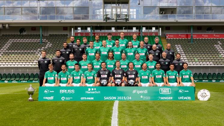 VfB Lübeck, 3.Liga, Porträttermin 2023 2024, Mannschaftsfoto, Obere Reihe von links: Physiotherapeut Matthias Stobbe, Physiotherapeut Max von Fritschen, Cyrill Akono, Mats Facklam, Jannik Löhden, Tommy Grupe, Mannschaftsarzt Dr. Ulf Seidel, Mannschaftsarzt Dr. Bernd Staden. Zweitoberste Reihe von links: Athletiktrainer Gianluca Fraternali, Torwarttrainer Arvid Schenk, Noah Plume, Hanno Behrens, Sören Reddemann, Niklas Kastenhofer, Kimmo Hovi, Zeugwart Ulrich Lenz, Zeugwart Horst Plieske. Drittoberste Reihe von links: Cheftrainer Lukas Pfeiffer, Co-Trainer Bastian Reinhardt, Jan-Marc Schneider, Marius Hauptmann, Ulrich Taffertshofer, Felix Drinkuth, Janek Sternberg, Florian Egerer, Leon Sommer, Co-Trainer Lars Hopp, Team-Manager Daniel Pauls. Untere Reihe von links: Robin Velasco, Manuel Farrona Pulido, Mattis Daube, Morten Rüdiger, Florian Kirschke, Philipp Klewin, Gavin Didzilatis, Marvin Thiel, Tarik Gözüsirin, Mirko Boland, Robin Kölle. Lübeck Schleswig-Holstein Germany Stadion Lohmühle Copyright: xAgentur54GradFelixxKoenigx
