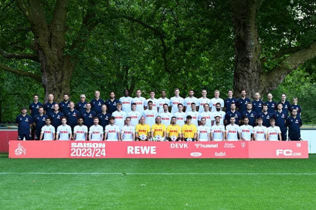 1. FC Köln; 1.BL, Porträttermin 2023 2024, Mannschaftsfoto Hintere Reihe, von links: Athletik-Trainer Niko Romm, Busfahrer Michael Liebetrut, Zeugwart Ben Zerweck, Zeugwart Frank Almstedt, Zeugwart Kresimir Ban, Teammanager Marius Laux, Elias Bakatukanda, Luca Kilian, Emin Kujovic, Damion Downs, Steffen Tigges, Jeff Chabot, Florian Dietz, Kristian Pedersen, Physiotherapeut Marvin Kreuzwieser, Physiotherapeut Daniel Schütz, Leiter Physiotherapie Christian Osebold, Physiotherapeut Matti Forkel, Mannschaftsarzt Dr. Paul Klein, Mannschaftsärztin Dr. Bettina Kuper. Mittlere Reihe, von links: Cheftrainer Steffen Baumgart, Co-Trainer Andrà Pawlak, Co-Trainer Renà Wagner, Co-Trainer Kevin McKenna, Videoanalyst Hannes Dold, Torwarttrainer Uwe Gospodarek, Timo Hübers, Eric Martel, Davie Selke, Mark Uth, Denis Huseinbasic, Dejan Ljubicic, Mathias Olesen, Nikola Soldo, Athletik-Trainer Max Weuthen, Athletik-Trainer Tillmann Bockhorst, Athletik-Trainer Leif Frach, Spielanalyst Denis Huckestein, Spielanalyst Seigo Hirakawa. Vordere Reihe, von links: Dimitris Limnios, Noah Katterbach, Linton Maina, Florian Kainz, Luca Waldschmidt, Jacob Christensen, Matthias Köbbing, Marvin Schwäbe, Philipp Pentke, Jonas Nickisch, Benno Schmitz, Leart Paqarada, Sargis Adamyan, Max Finkgräfe, Maxi Schmid, Meiko Wäschenbach.
