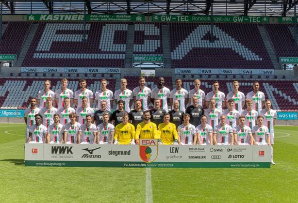 FC Augsburg; 1.BL, Porträttermin 2023 2024, Mannschaftsfoto, hintere Reihe v.li.:Fredrik Jensen, Frederik Winther, Maximilian Bauer, Jeffrey Gouweleeuw, Phillip Tietz, Dion Drena Beljo, Patric Pfeiffer, Felix Uduokhai, Tim Breithaupt, Mergim Berisha, Arne Maier, Maurice Malone; mittlere Reihe v.li.: Noah Sarenren Bazee, Arne Engels, Jozo Stanic, Ermedin Demirovic, Spiel- & Videoanalyst Remigius Elert, Spiel- & Videoanalyst Benedikt Brust, Enrico Maaßen (Trainer FC Augsburg), Sebastian Block (Co-Trainer FC Augsburg), Jonas Scheuermann (Co-Trainer FC Augsburg), Marco Kostmann (Torwarttrainer FC Augsburg), Irvin Cardona, Mert Kömür, Robert Gumny, Elvis Rexhbecaj; vordere Reihe v.li.: Nathanaël Mbuku, David Colina, Masaya Okugawa, Amaral Borduchi, Iago, Niklas Dorsch, Finn Dahmen (Torwart), Tomas Koubek (Torwart), Marcel Lubik (Torwart), Aaron Zehnter, Raphael Framberger, Sven Michel, Ruben Vargas, Mads Pedersen; es fehlt: Reece Oxford