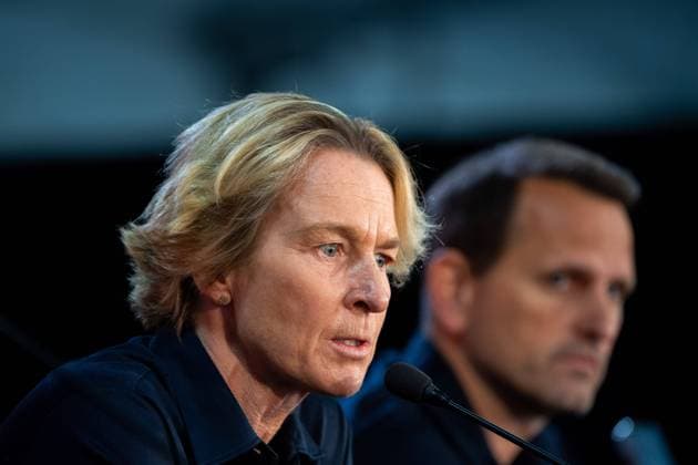Sport Bilder des Tages Martina Voss-Tecklenburg (Deutschland, Bundestrainerin), dahinter Panagiotis Joti Chatzialexiou (Deutschland, Sportlicher Leiter Nationalmannschaften), AUS, Pressekonferenz DFB Frauen Nationalmannschaft Deutschland, FIFA Frauen Fussball Weltmeisterschaft Australien 2023, 05.08.2023 AUS, Pressekonferenz DFB Frauen Nationalmannschaft Deutschland, FIFA Frauen Fussball Weltmeisterschaft Australien 2023, 05.08.2023 Wyong Copyright: xEibner-Pressefoto Memmlerx EP_MMR