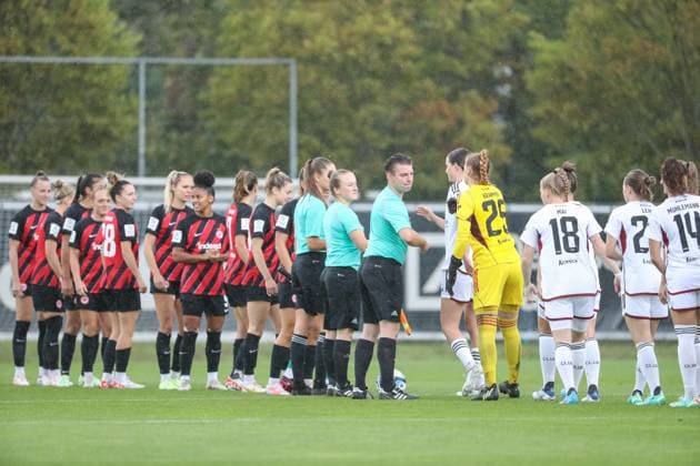 die Spielerinnen beider Mannschaften begruessen sich, GER, Eintracht Frankfurt vs. 1. FC Nuernberg, 1. Frauen Bundesliga, Testspiel, Spielzeit 2023 24, 06.08.2023, GER, Eintracht Frankfurt vs. 1. FC Nuernberg, 1. Frauen Bundesliga, Testspiel, Spielzeit 2023 24, Frankfurt Copyright: xEibner-Pressefoto UlrichxScherbaumx EP_USM