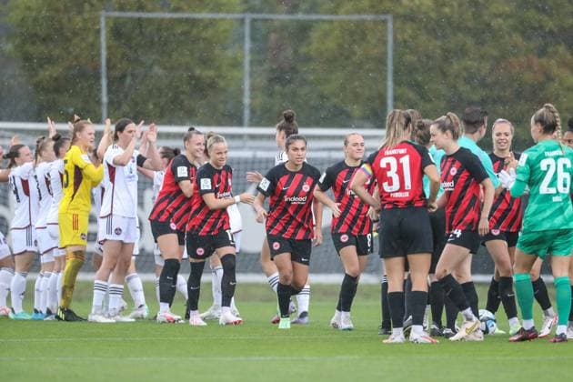 die Spielerinnen beider Mannschaften begruessen sich, GER, Eintracht Frankfurt vs. 1. FC Nuernberg, 1. Frauen Bundesliga, Testspiel, Spielzeit 2023 24, 06.08.2023, GER, Eintracht Frankfurt vs. 1. FC Nuernberg, 1. Frauen Bundesliga, Testspiel, Spielzeit 2023 24, Frankfurt Copyright: xEibner-Pressefoto UlrichxScherbaumx EP_USM