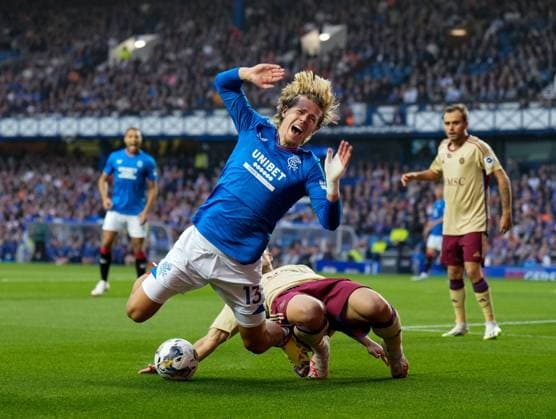 Sport Bilder des Tages Mandatory Credit: Photo by Stuart Wallace Shutterstock (14047767f) Todd Cantwell of Rangers fouled inside the penalty area by David Douline of Servette. Penalty Rangers. Rangers v Servette, UEFA Champions League, Third Qualifying Round, Football, Ibrox Stadium, Glasgow, UK - 09 Aug 2023 EDITORIAL USE ONLY No use with unauthorised audio, video, data, fixture lists, club league logos or live services. Online in-match use limited to 120 images, no video emulation. No use in betting, games or single club league player publications. Rangers v Servette, UEFA Champions League, Third Qualifying Round, Football, Ibrox Stadium, Glasgow, UK - 09 Aug 2023 EDITORIAL USE ONLY No use with unauthorised audio, video, data, fixture lists, club league logos or live services. Online in-match use limited to 120 images, no video emulation. No use in betting, games or single club league player publications. Copyright: xStuartxWallace Shutterstockx 14047767f