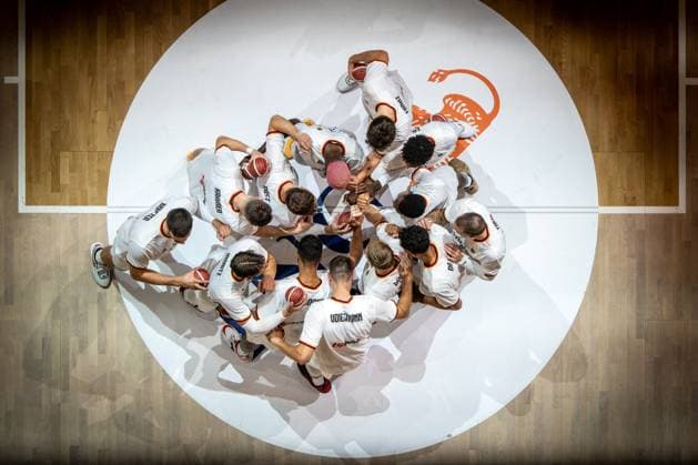 Basketball Berlin 09.08.2023 DBB Nationalmannschaft der Männer Länderspiel Testspiel Deutschland (GER) - Kanada (CAN) Teamvorstellung Deutschland Huddle Oscar da Silva (Deutschland, No.01) Daniel Theis (Deutschland, No.10) Maodo Lo (Deutschland, No.04) Dennis Schröder Schroeder (Deutschland, No.17) Schröder Schroder Franz Wagner (Deutschland, No.09) Isaac Bonga (Deutschland, No.00) Nils Giffey (Deutschland, No.05) Moritz Wagner (Deutschland, No.13) Johannes Voigtmann (Deutschland, No.07) Johannes Thiemann (Deutschland, No.32) Leon Kratzer (Deutschland, No.34) Andreas Obst (Deutschland, No.42) David Krämer (Deutschland, No.44) Kraemer Kramer