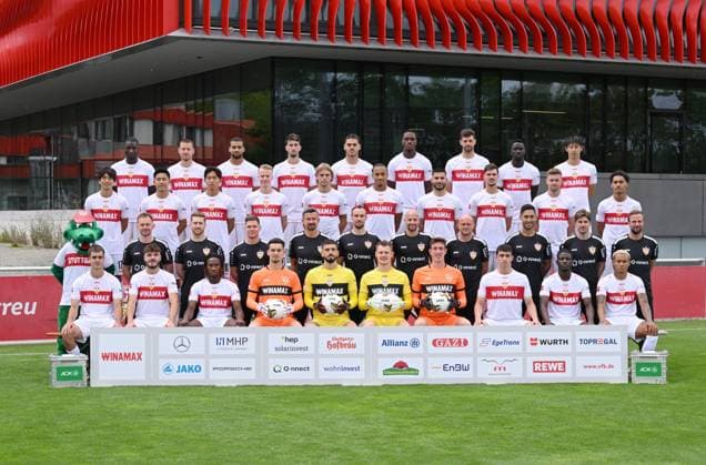 FUSSBALL 1. BUNDESLIGA SAISON 2023 2024 09.08.2023 Fototermin beim VfB Stuttgart auf dem Trainingsgelaende, Mannschaftsbild: Serhou Guirassy, Waldemar Anton, Josha Vagnoman, Atakan Karazor, Konstantinos Mavropanos, Dan - Axel Zagadou, Luca Pfeiffer, Silas, Hiroki Ito (4. Reihe v.li.) Genki Haraguchi, Wataru Endo, Wooyeong Jeong, Chris Fuehrich, Borna Sosa, Jamie Leweling, Deniz Undav, Pascal Stenzel, Maximilian Mittelstaedt, Enzo Millot (3. Reihe v.li.) VfB Maskottchen Fritzle, Spielanalyst Jasper Smets, Chefanalytiker Marcus Fregin, Spielanalyst Jan Schimpchen, Praeventivtrainer Martin Franz, Matthias Schiffers, Torwart Trainer Steffen Krebs, Techniktrainer Nathaniel Weiss, Co-Trainer Malik Fathi, Co-Trainer David Krecidlo, Trainer Sebastian Hoeness (2. Reihe v.li.) Jovan Milosevic, Lilian Egloff, Mohamed Sankoh, Torwart Dennis Seimen, Torwart Fabian Bredlow, Torwart Alexander Nuebel, Torwart Florian Schock, Thomas Kastanaras, Clinton Mola und Roberto Massimo (1. Reihe v.li.)