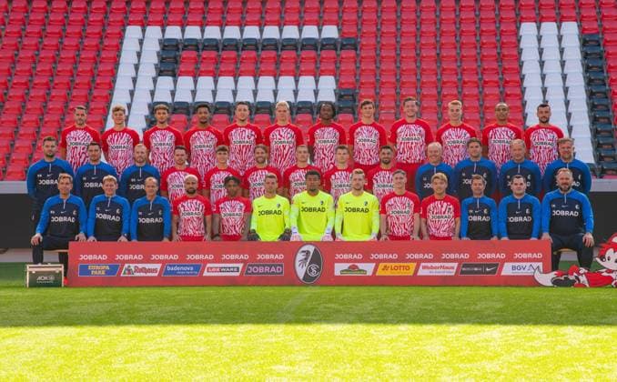 SC Freiburg; 1. Bundesliga, Portraettermin 2023 2024, Mannschaftsfoto, hintere Reihe von links: Christian Guenter, Yannick Keitel, Max Rosenfelder, Kenneth Schmidt, Keven Schlotterbeck, Matthias Ginter, Jordy Makengo, Merlin Roehl, Michael Gregoritsch, Philipp Lienhart, Kiliann Sildillia, Manuel Gulde, mittlere Reihe von links: Torwart-Trainer Michael Mueller, Athletik-Trainer Daniel Wolf, Athletik-Trainer Maximilian Kessler, Nicolas Hoefler, Noah Weisshaupt, Lucas Hoeler, Maximilian Eggestein, Lukas Kuebler, Vincenzo Grifo, Chef-Trainer Christian Streich, Co-Trainer Florian Bruns, Co-Trainer Patrick Baier, Co-Trainer Lars Vossler, vordere Reihe von links: Physiotherapeut Markus Behrens, Physiotherapeut Jorge Schwarz, Physiotherapeut und Masseur Uwe Vetter, Daniel-Kofi Kyereh, Junior Adamu, Benjamin Uphoff, Noah Atubolu, Florian Mueller, Roland Sallai, Ritsu Doan, Busfahrer Stefan Spohn, Zeugwart Max Beckmann, Physiotherapeut Florian Mack, es fehlt: Co-Trainer Julian Schuster, (DFL REGULATIONS PROHIBIT ANY USE OF PHOTOGRAPHS AS IMAGE SEQUENCES AND OR QUASI-VIDEO) GER, Fussball, Herren, 1. Bundesliga, Spielzeit 2023 2024, SC Freiburg, Portraettermin 2023 2024, Mannschaftsfoto, 10.08.2023, Freiburg im Breisgau Copyright: xEibner-Pressefoto SilasxSchuellex EP_EER