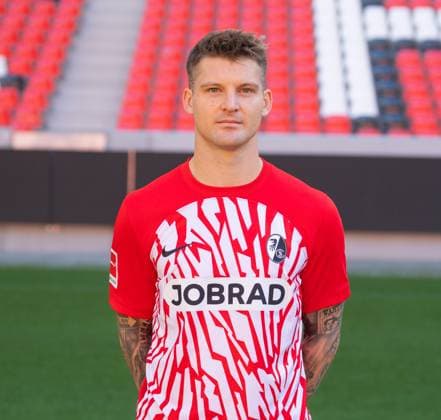 Lukas Kuebler (SC Freiburg, 17); 1. Bundesliga, SC Freiburg, Portraettermin 2023 2024, 10.08.2023, (DFL REGULATIONS PROHIBIT ANY USE OF PHOTOGRAPHS AS IMAGE SEQUENCES AND OR QUASI-VIDEO) GER, Fussball, Herren, 1. Bundesliga, Spielzeit 2023 2024, SC Freiburg, Portraettermin 2023 2024, 10.08.2023, Freiburg im Breisgau Copyright: xEibner-Pressefoto SilasxSchuellex EP_EER