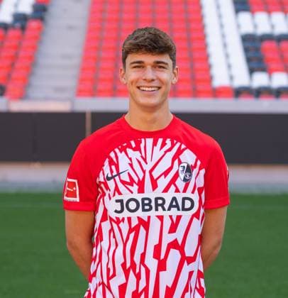 Noah Weisshaupt (SC Freiburg, 7); 1. Bundesliga, SC Freiburg, Portraettermin 2023 2024, 10.08.2023, (DFL REGULATIONS PROHIBIT ANY USE OF PHOTOGRAPHS AS IMAGE SEQUENCES AND OR QUASI-VIDEO) GER, Fussball, Herren, 1. Bundesliga, Spielzeit 2023 2024, SC Freiburg, Portraettermin 2023 2024, 10.08.2023, Freiburg im Breisgau Copyright: xEibner-Pressefoto SilasxSchuellex EP_EER