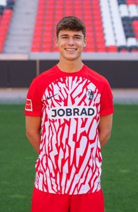 Noah Weisshaupt (SC Freiburg, 7); 1. Bundesliga, SC Freiburg, Portraettermin 2023 2024, 10.08.2023, (DFL REGULATIONS PROHIBIT ANY USE OF PHOTOGRAPHS AS IMAGE SEQUENCES AND OR QUASI-VIDEO) GER, Fussball, Herren, 1. Bundesliga, Spielzeit 2023 2024, SC Freiburg, Portraettermin 2023 2024, 10.08.2023, Freiburg im Breisgau Copyright: xEibner-Pressefoto SilasxSchuellex EP_EER
