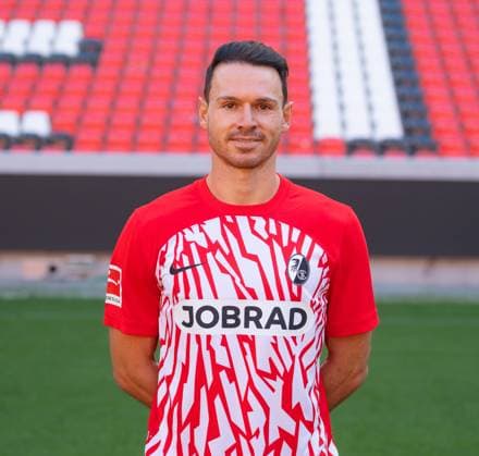Nicolas Hoefler (SC Freiburg, 27); 1. Bundesliga, SC Freiburg, Portraettermin 2023 2024, 10.08.2023, (DFL REGULATIONS PROHIBIT ANY USE OF PHOTOGRAPHS AS IMAGE SEQUENCES AND OR QUASI-VIDEO) GER, Fussball, Herren, 1. Bundesliga, Spielzeit 2023 2024, SC Freiburg, Portraettermin 2023 2024, 10.08.2023, Freiburg im Breisgau Copyright: xEibner-Pressefoto SilasxSchuellex EP_EER