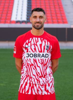 Vincenzo Grifo (SC Freiburg, 32); 1. Bundesliga, SC Freiburg, Portraettermin 2023 2024, 10.08.2023, (DFL REGULATIONS PROHIBIT ANY USE OF PHOTOGRAPHS AS IMAGE SEQUENCES AND OR QUASI-VIDEO) GER, Fussball, Herren, 1. Bundesliga, Spielzeit 2023 2024, SC Freiburg, Portraettermin 2023 2024, 10.08.2023, Freiburg im Breisgau Copyright: xEibner-Pressefoto SilasxSchuellex EP_EER