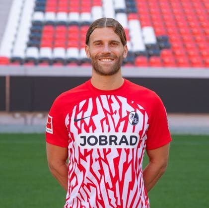 Lucas Hoeler (SC Freiburg, 9); 1. Bundesliga, SC Freiburg, Portraettermin 2023 2024, 10.08.2023, (DFL REGULATIONS PROHIBIT ANY USE OF PHOTOGRAPHS AS IMAGE SEQUENCES AND OR QUASI-VIDEO) GER, Fussball, Herren, 1. Bundesliga, Spielzeit 2023 2024, SC Freiburg, Portraettermin 2023 2024, 10.08.2023, Freiburg im Breisgau Copyright: xEibner-Pressefoto SilasxSchuellex EP_EER