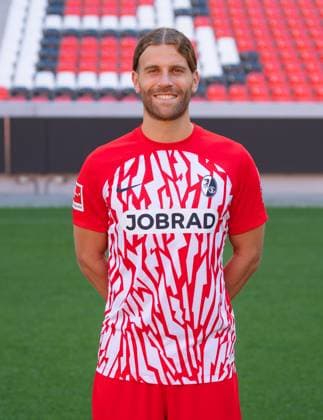 Lucas Hoeler (SC Freiburg, 9); 1. Bundesliga, SC Freiburg, Portraettermin 2023 2024, 10.08.2023, (DFL REGULATIONS PROHIBIT ANY USE OF PHOTOGRAPHS AS IMAGE SEQUENCES AND OR QUASI-VIDEO) GER, Fussball, Herren, 1. Bundesliga, Spielzeit 2023 2024, SC Freiburg, Portraettermin 2023 2024, 10.08.2023, Freiburg im Breisgau Copyright: xEibner-Pressefoto SilasxSchuellex EP_EER