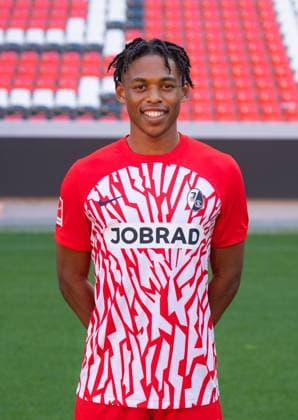Junior Adamu (SC Freiburg, 20); 1. Bundesliga, SC Freiburg, Portraettermin 2023 2024, 10.08.2023, (DFL REGULATIONS PROHIBIT ANY USE OF PHOTOGRAPHS AS IMAGE SEQUENCES AND OR QUASI-VIDEO) GER, Fussball, Herren, 1. Bundesliga, Spielzeit 2023 2024, SC Freiburg, Portraettermin 2023 2024, 10.08.2023, Freiburg im Breisgau Copyright: xEibner-Pressefoto SilasxSchuellex EP_EER