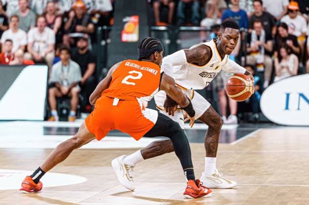 Shai Gilgeous-Alexander (Kanada, 02), Dennis Schroeder (Deutschland, 17) Deutschland vs. Kanada, Basketball, DBB Supercup, Finale, 13.08.2023 Deutschland vs. Kanada, Basketball, DBB Supercup, Finale, 13.08.2023 Hamburg Copyright: xEibner-Pressefoto MarcelxvonxFehrnx EP_MFN