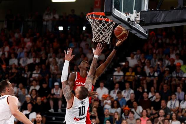 13.08.2023, Deutscher Basketball Bund, Supercup 2023, Hamburg, edel-optics.de Arena, Finale, Deutschland - Kanada, Shai Gilgeous-Alexander (CAN, No2), Daniel Theis (GER, No10) Hamburg edel-optics.de Arena Hamburg Germany