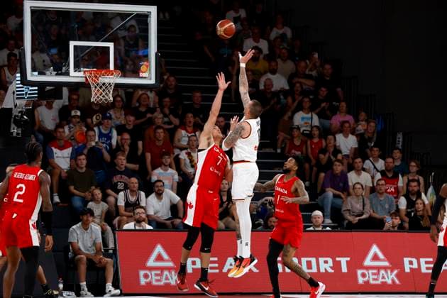 13.08.2023, Deutscher Basketball Bund, Supercup 2023, Hamburg, edel-optics.de Arena, Finale, Deutschland - Kanada, Daniel Theis (GER, No10), Dwight Powell (CAN, No7) Hamburg edel-optics.de Arena Hamburg Germany
